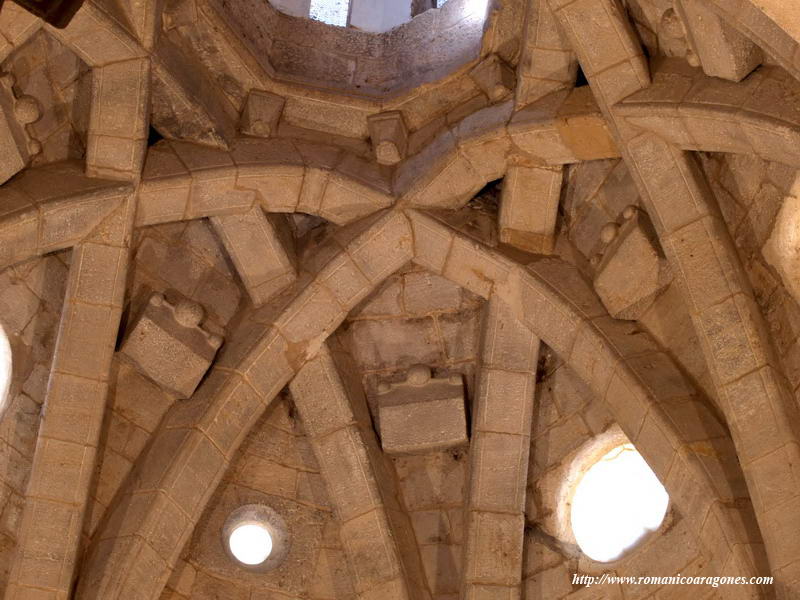 DETALLE DEL CRUCE Y DECORACIÓN DE LAS NERVADURAS DE LA BÓVEDA